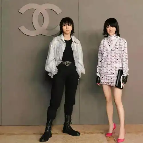 窦靖童和王菲形象差距真大,穿翻领夹克配皮靴,满身的男人味
