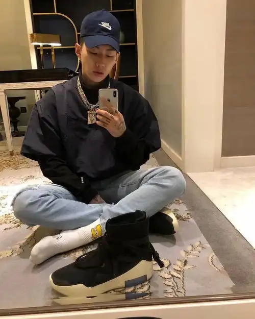 有没有偏成熟沉稳一些的欧美风男生头像
