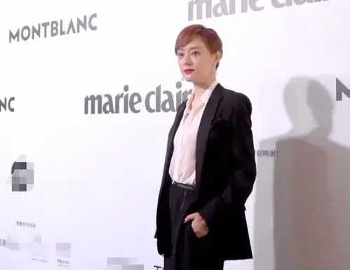 时尚活动女星齐穿西装李冰冰大胆,张小斐烟熏妆,金晨孙怡撞衫
