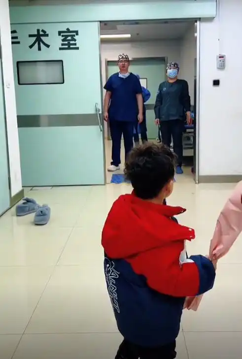 儿子手捧鲜花等到妈妈死讯,医生全体哽咽,男孩一句话让人泪目
