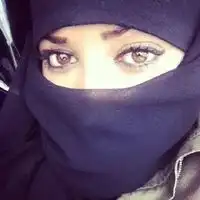 半遮脸女生头像,用黑色的衣服把整个脸包起来
