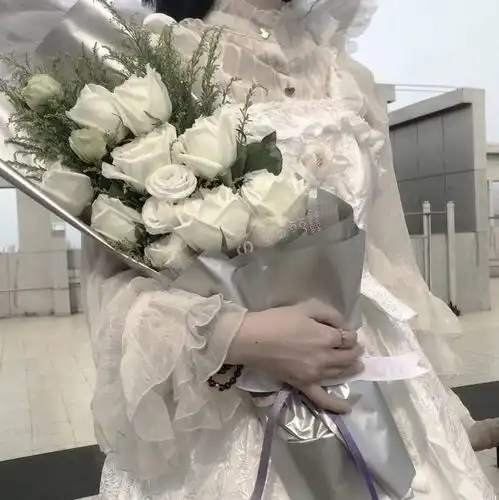 女生头像光照在你脸上可爱一如往常
