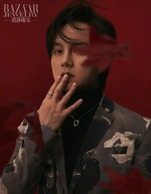 男生西装怎么穿好看看王俊凯穿纯白西装,跟着他实力演绎少年派
