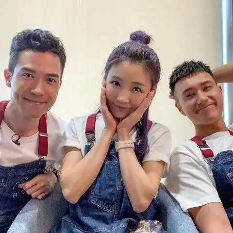 tvb小花与男友晒恩爱被误以为是父女,两人因拍节目结缘,现已离开tvb
