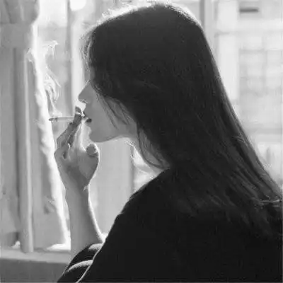 侧脸黑白女头像高冷网图女生孤独伤感头像
