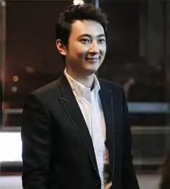 top梳妆台惊现小号王思聪,同脸不同命
