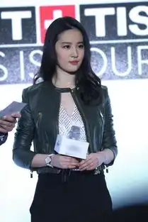 刘亦菲穿皮衣亮相女神发胖依旧霸气十足全程不提男友宋承宪
