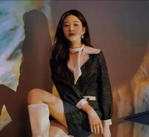 赵露思穿西装现身活动,差点被同台主持人比下去,还在甜美气质更胜一筹
