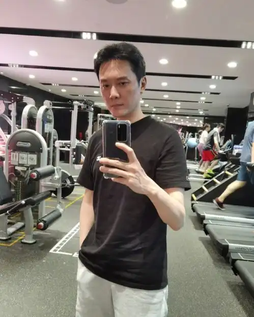 42岁冯绍峰婚后发福成沈腾中年男人的认命,从放弃身材开始
