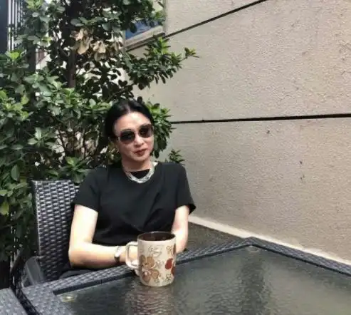 停止服药变男人不存在的,遭金星霸气怼回,只是近照大变样
