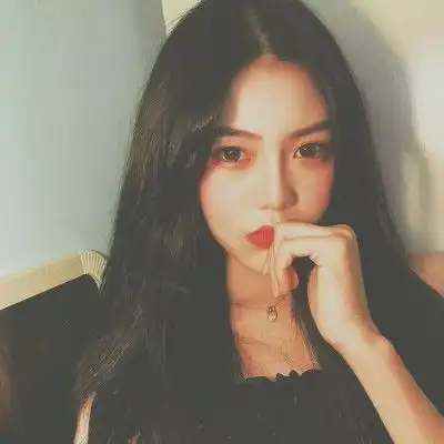 网易云和我彻夜聊天的男孩,突然发给我两张截图,写着两排字
