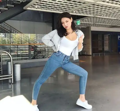 穿紧身牛仔裤的小姐姐,端庄优雅的同时,修饰身线增添性感气息
