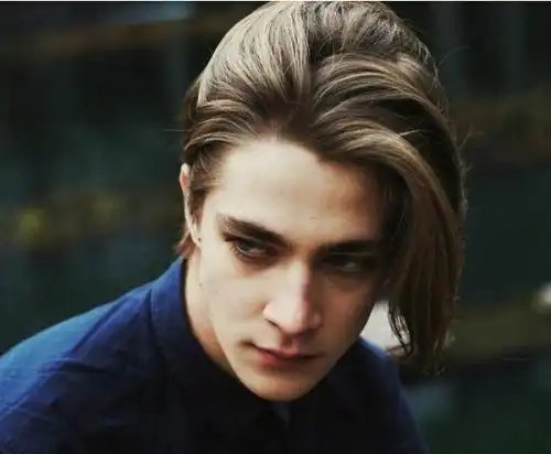 适合男生的长发发型有哪些
