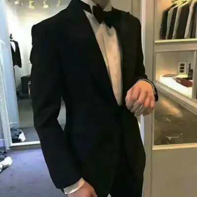 房产经纪人头像男正装正规房地产经纪人微信头像
