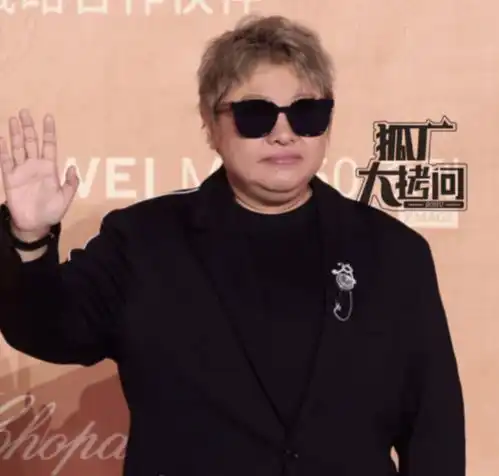 金鸡奖明星怼脸生图张雨绮脸肿,金晨嘴歪,男明星普遍发福
