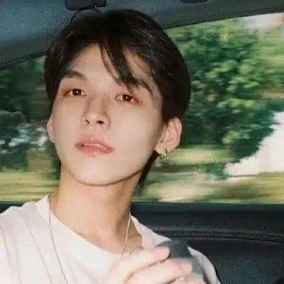 头像绝不坠入爱河我还要在爱河上疯狂表演轻功水上漂
