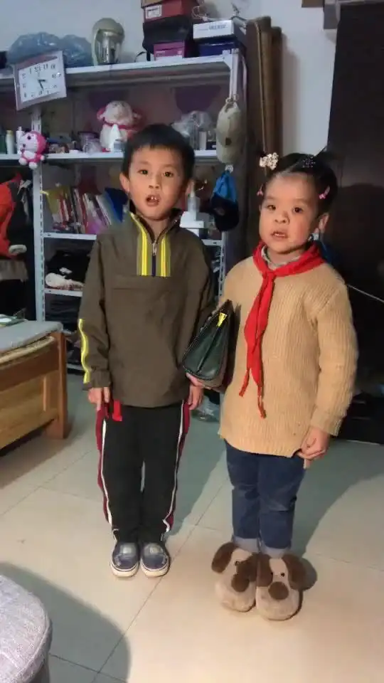 哈哈哈兄弟俩第一次合作都不愿意当女的还是石头剪刀布谁赢了当男主笑死我了
