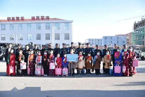 参加中国少年先锋队果洛藏族自治州第二次代表大会的6个代表团来到特警支队接受爱国主义教育
