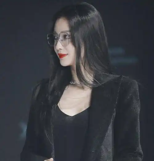 杨颖否认插足后首次现身,气场强大霸气十足,蔡徐坤是撕漫男本男吧
