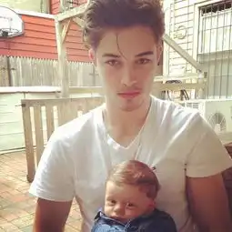 想要这样一个奶娃,前提是附赠这样一个奶爸
