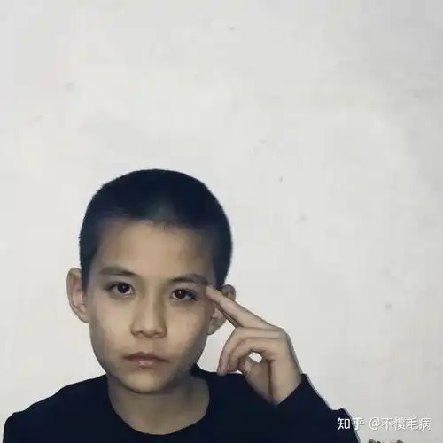 有谁知道这个小男孩儿叫什么名字
