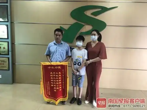 12岁男孩玩密室逃脱被吓坏,回家路上四肢无力,幸遇好心的哥相助

