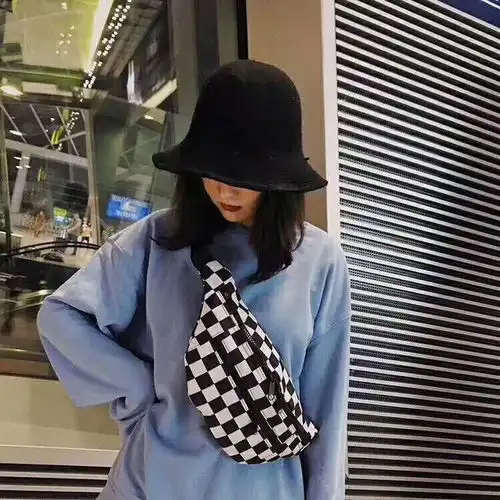 2019新款休闲运动黑白斜挎包包单肩包男棋盘格子胸包腰包女学生
