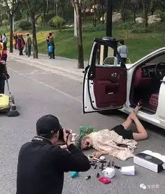 没有豪车没有好身材,你玩什么炫富摔
