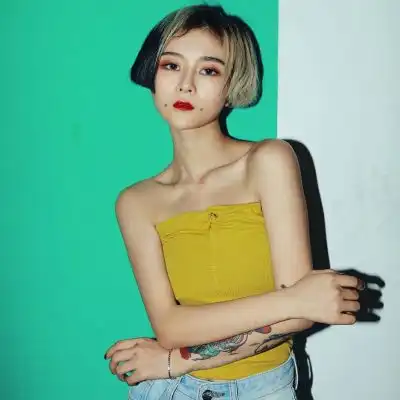 怪异风格另类头像女颜色不一样的烟火
