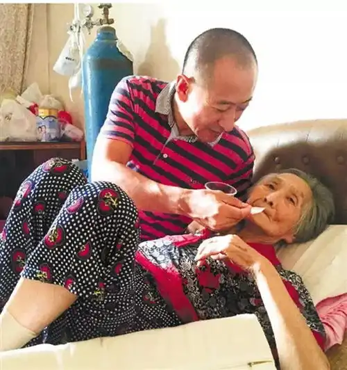 儿子抱着82岁母亲看风景小时候你这样抱着我,现在我来抱着你