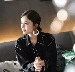 iu新剧平均7分钟1个造型娜扎笑了我一部戏260套衣服呢
