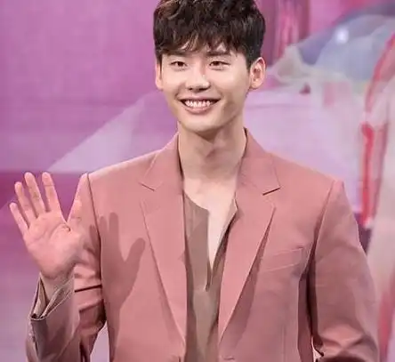 男星穿粉色一点都不娘,李易峰邓伦千玺陈立农朱一龙还酥到不行
