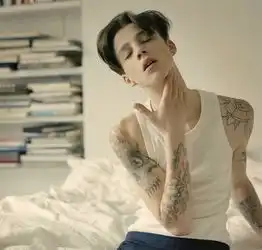 这个欧美男人叫什么他左肩膀有个性纹身
