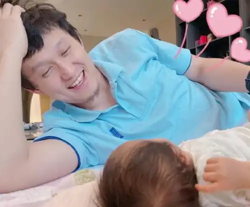 美艳动人惠若琪生娃后二次发育,博士老公胡子拉碴满脸憔悴
