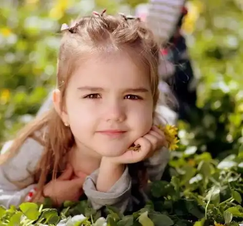 这是最纯真的情感,钢琴爱的第一个微笑
