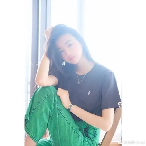 木村光希营业分享与爱犬玩耍照穿灰t搭绿色牛仔裤轻松随性
