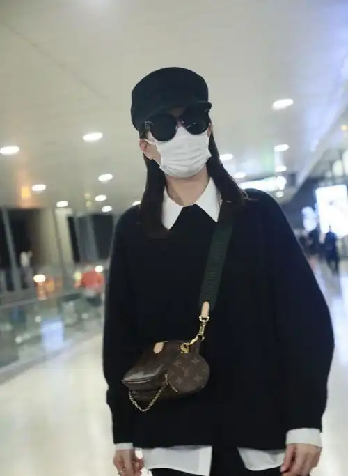 45岁佘诗曼真有品味,用黑色毛衣叠穿白衬衫,简约却很有潮流感
