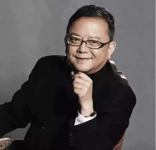 70岁王刚生活不易,三娇妻每个月花销上百万,与儿子相差60岁
