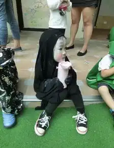 小萝莉cos无脸男太过逼真吓哭同学
