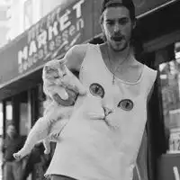 头像男抱猫黑白