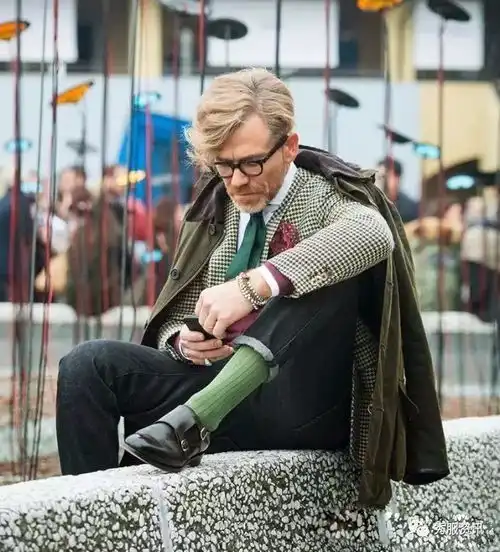 除了渔网袜,这些短袜也很时髦
