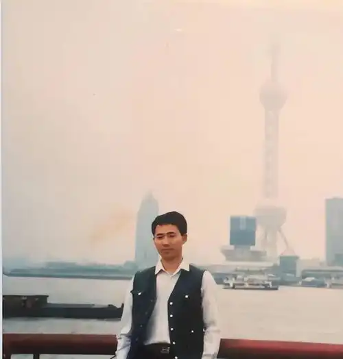 九十年代的成熟男人,身穿笔挺西装,标准的成功人士
