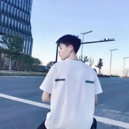 2020头像男生唯美稳重的,用安静来掩饰内心的澎湃
