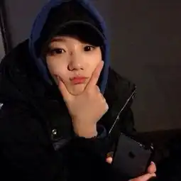 帅气冷淡风的女生经典时尚头像
