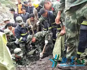 武警青海总队官兵紧急救援玛沁山体滑坡
