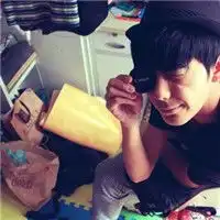 非主流混合男女qq时尚头像走在陌生的街道.一个人会有小伤感4
