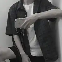兄弟头像两张一人一张半身的,玩手机的,穿西装的

