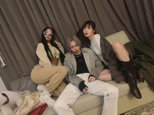 开心到模糊泫雅和男友及好友沙发拍照,对镜凹造型大秀表现力
