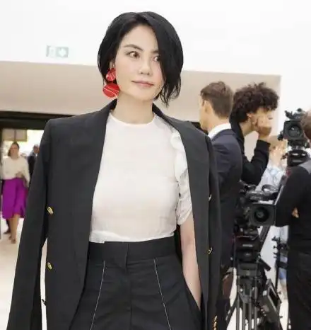 音乐人曝光王菲和男助理同框照,天后豪气搂脖子谢霆锋不吃醋
