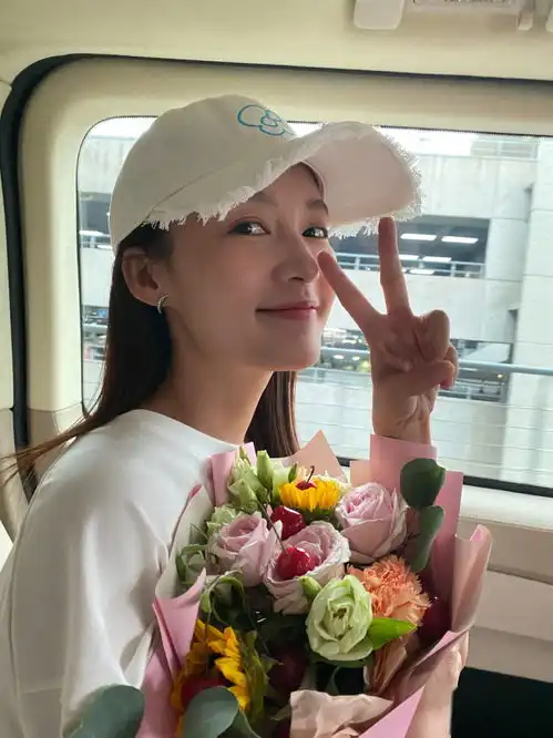 李沁手捧鲜花,发布说说表达心情,粉丝感叹颜值女神
